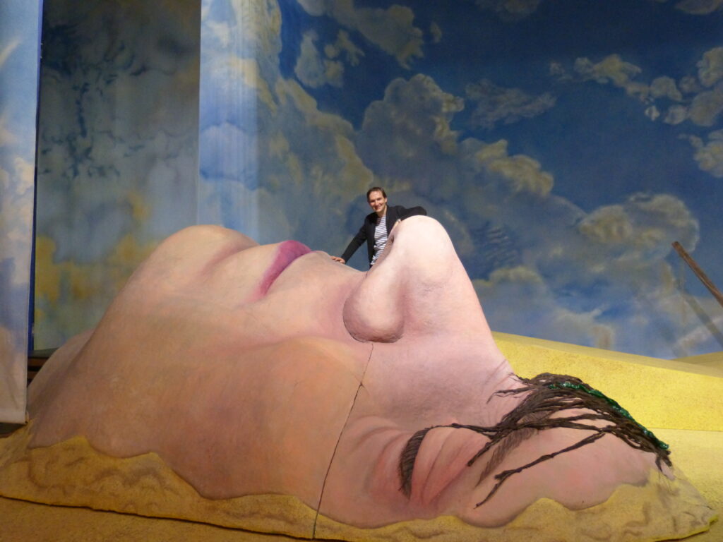 Gerald Resch genießt die Aussicht auf dem Gesicht des schlafenden Gulliver auf der Bühne in Dortmund