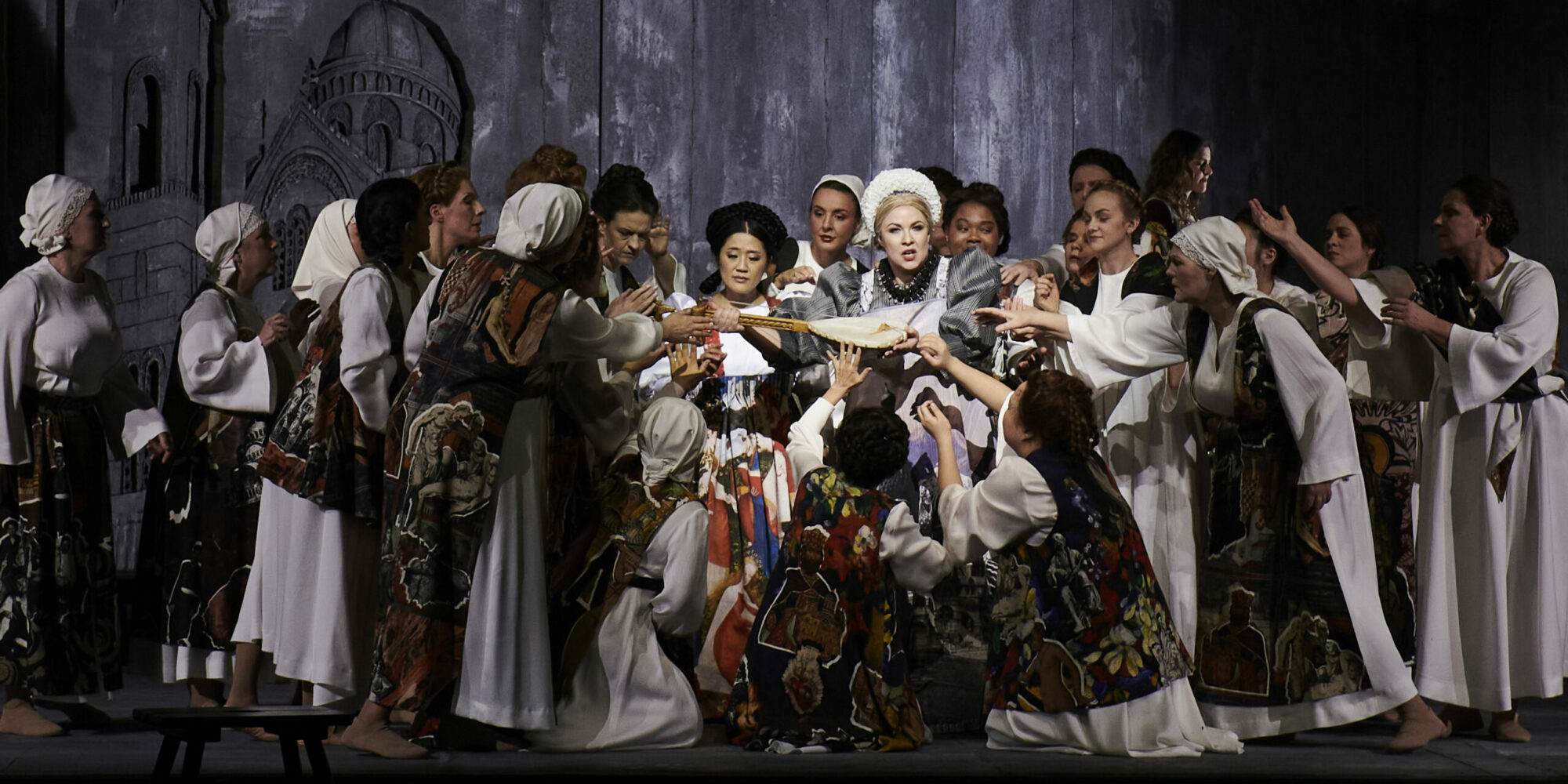 Anna Sohn (Héléna), Alisa Kolosova (Dara), Opernchor Theater Dortmund
(c) Björn Hickmann (Bild honorarfrei)